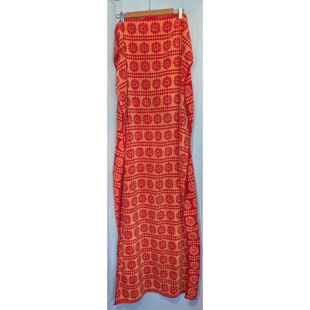 Vibrant Vintage 70s Retro Geometric Mod Daisy Pattern Towel